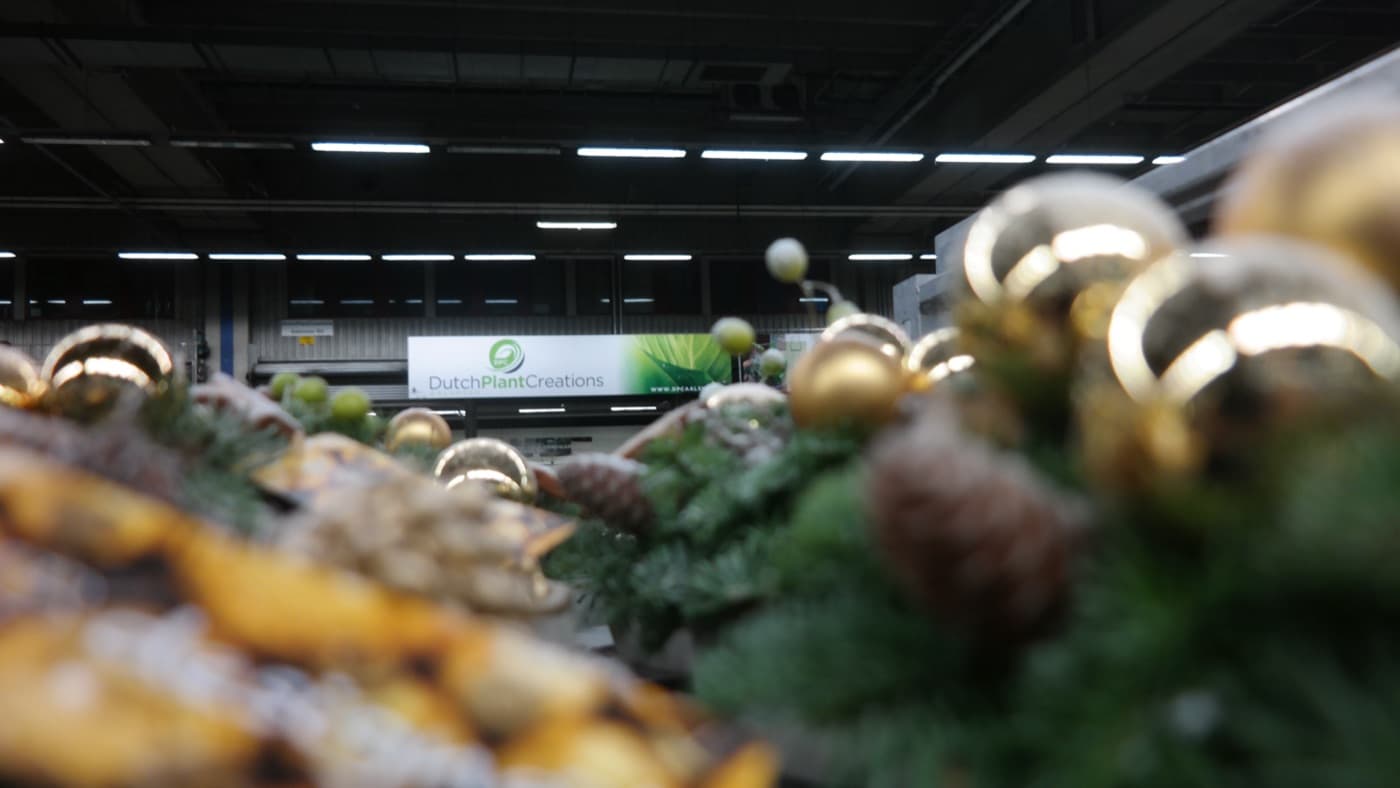 Kerstdecoratie met gouden ballen en dennengroen